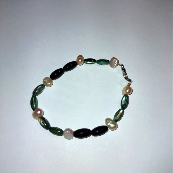 Pearl, Shell & Onyx Bracelet - Picture 1 of 2